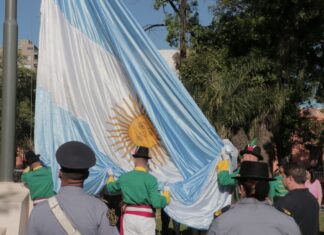 EN CORRIENTES En la Plaza 25 de Mayo, flamea altiva una nueva bandera argentina donada por la UNNE