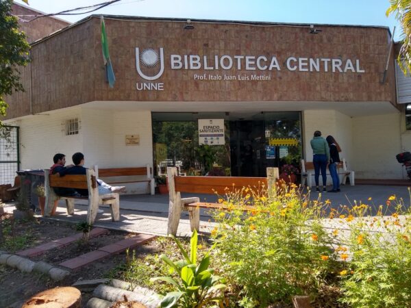 Estudiantes secundarios y universitarios visitan periódicamente la Biblioteca Central de la UNNE.