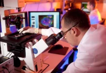 ENTREVISTA EN RADIO UNNE Un argentino a cargo de la carrera internacional por la búsqueda de vacunas contra el VIH: “Sigue siendo un problema enorme en la salud del mundo” César Boggiano en su laboratorio (IAVI)