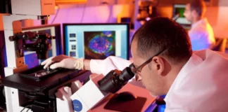 ENTREVISTA EN RADIO UNNE Un argentino a cargo de la carrera internacional por la búsqueda de vacunas contra el VIH: “Sigue siendo un problema enorme en la salud del mundo” César Boggiano en su laboratorio (IAVI)