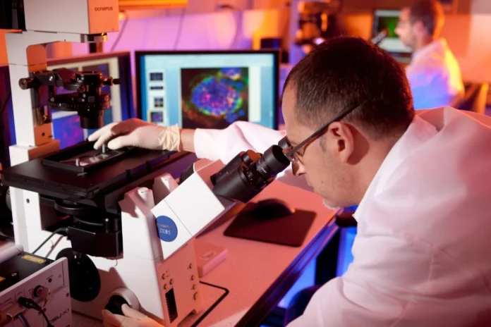 César Boggiano en su laboratorio (IAVI)