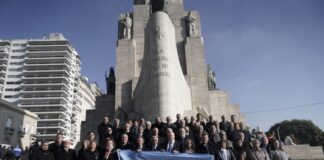 REUNIDOS EN EL MONUMENTO A LA BANDERA Universidades: rectores emitieron un comunicado en defensa de la educación pública como pilar básico de Argentina