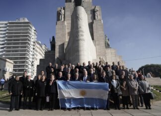 REUNIDOS EN EL MONUMENTO A LA BANDERA Universidades: rectores emitieron un comunicado en defensa de la educación pública como pilar básico de Argentina