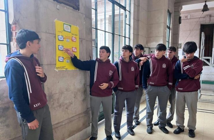 Estudiantes de la ERAGIA y el Colegio Nacional analizaron cómo enfrentar la resistencia a los antimicrobianos