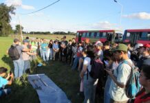 EN CAMINOS RURALES DE COLONIA POPULAR - CHACO Extensionistas de Ingeniería enseñan a sus estudiantes en terreno, sobre ambiente y sustentabilidad en la obra civil