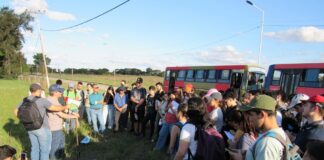 EN CAMINOS RURALES DE COLONIA POPULAR - CHACO Extensionistas de Ingeniería enseñan a sus estudiantes en terreno, sobre ambiente y sustentabilidad en la obra civil