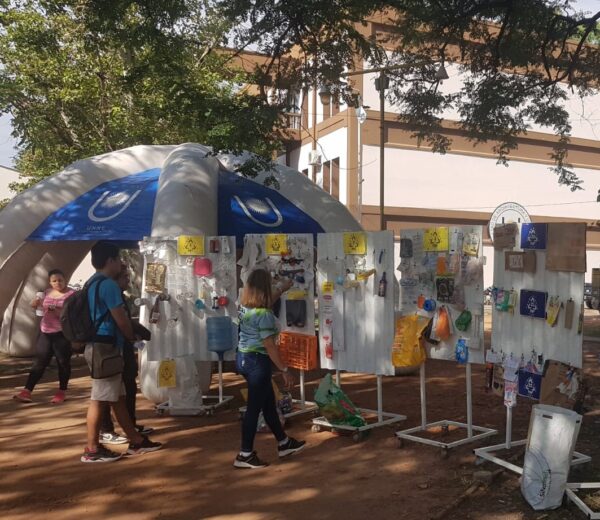 En el ingreso al Campus Resistencia de la UNNE, se habilitó una carpa informativa donde, junto a la Fundación Chamánica, se puede aprender sobre plásticos y sus efectos sobre el ambiente, como reciclarlos, etc.