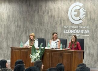 PROCESO DE MODERNIZACIÓN EN LA UNNE En acto académico, Ciencias Económicas realizó la última entrega de títulos en papel