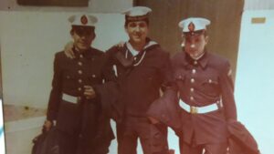 Con Gustavo Moreno y Francisco Vera, en el batallón de Infantería Marina N 2 - Escuela Base Batería, año 1981, a la salida de un franco.