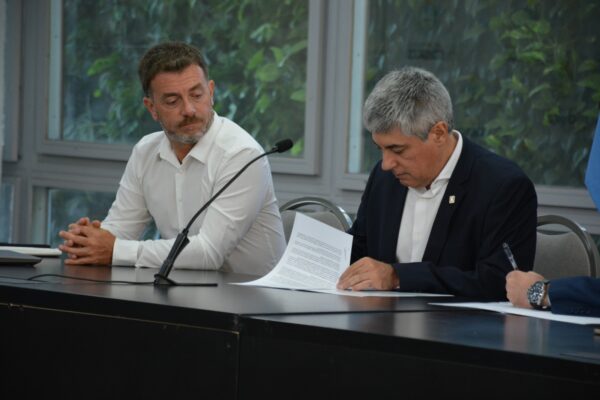 El rector de la UNNE, Omar Larroza participó del acto de firma del acuerdo con el CFCAP, en el acto que se realizó en Casa de Gobierno del Chaco, tras participar de la apertura de la Escuela de Verano de Extensión que se realiza en el Campus Resistencia. 