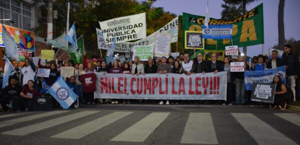 El cartel con la leyenda "Milei, cumplí la ley", unió las columnas tanto en Resistencia como en Corrientes.
