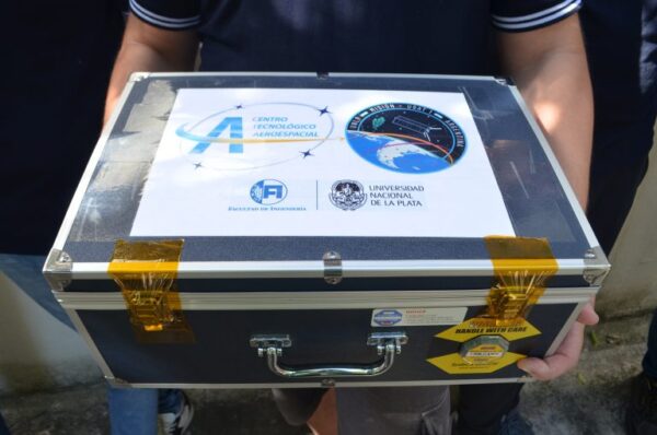 El USAT-1 mide aproximadamente 10 x 10 x 34 centímetros y pesa 2 kilos con 950 gramos, y viajó como equipaje de mano. (Foto: UNLP)