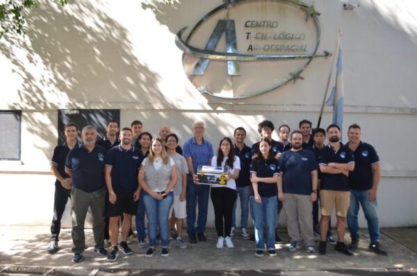 Destacan que la experiencia permitió formar ingenieros, estudiantes, becarios y especialistas capaces de continuar desarrollando nuevas tecnologías espaciales. (Foto: UNLP)