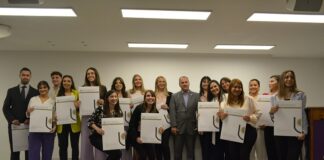 Emotivo clima en la entrega de títulos Medicina entregó diplomas a nuevos profesionales