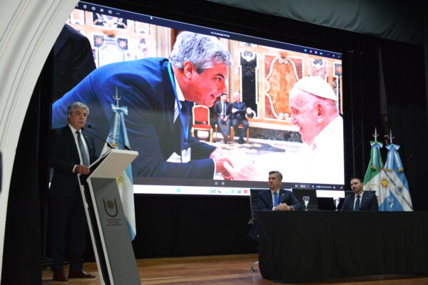 El rector Larroza eligió el mensaje que el Papa Francisco dejó a los rectores latinoamericanos durante el encuentro en septiembre de 2023, para cerrar su discurso.