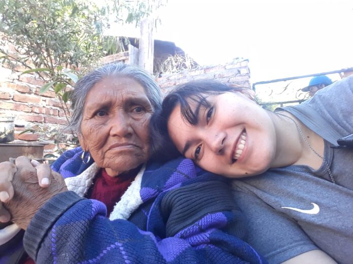 Elicia, la abuela de Daiana, tiene 78 años y vive en el barrio Toba de Resistencia, Chaco.
