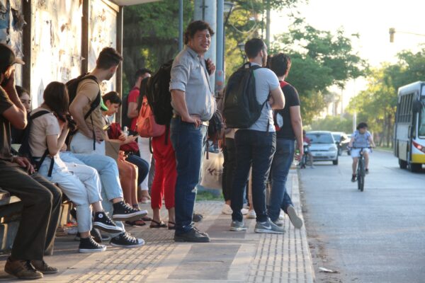 Las paradas de colectivos Chaco-Corrientes son espacios en los que se pueden ver a diario decenas de estudiantes universitarios, principalmente de la UNNE. 