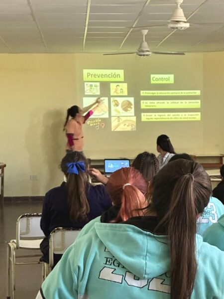 También se realizan talleres en colegios de la ciudad, donde enseñan a los estudiantes, sobre los tipos de parásitos que hay en el ambiente y medidas de prevención. 