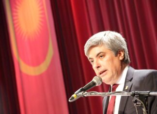 TOMA DE POSESIÓN DE CARGO DEL PROFESOR OMAR LARROZA “Es tiempo de construir juntos la UNNE que merecemos”