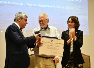 «Cacho» González Vedoya recibió el Doctorado Honoris Causa de la UNNE por su aporte cultural