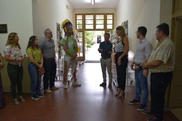 En la Facultad de Ciencias Económicas, la muestra "Basura Cero" se instaló en el pasillo contiguo al Aula Magna.