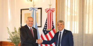 INAUGURÓ ADEMÁS LA MUESTRA ITINERANTE DIARIOS DE GUERRA El embajador de EEUU llegó a la UNNE para profundizar la vinculación estudiantil y de posgrado con universidades americanas