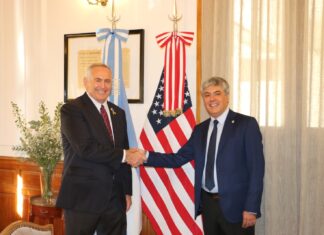 INAUGURÓ ADEMÁS LA MUESTRA ITINERANTE DIARIOS DE GUERRA El embajador de EEUU llegó a la UNNE para profundizar la vinculación estudiantil y de posgrado con universidades americanas