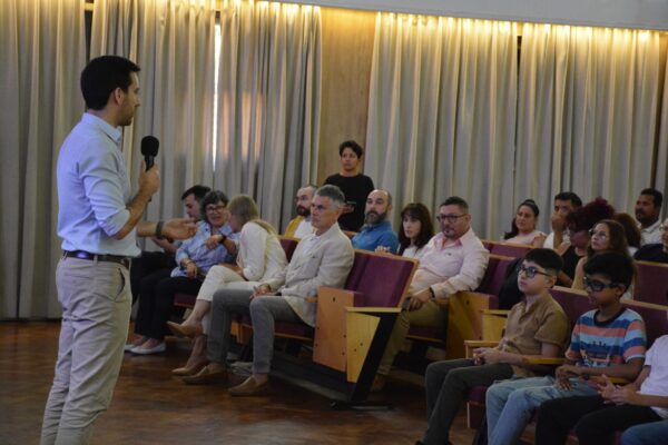El secretario gral. de Extensión Universitaria, Lic. Patricio González, destacó las competencias que este curso permite desarrollar en niños y niñas.