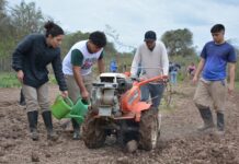 EXPERIENCIA INTERCULTURAL Alumnos de ERAGIA realizaron la huerta para una escuela de la comunidad Wichi en el impenetrable chaqueño