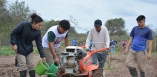 EXPERIENCIA INTERCULTURAL Alumnos de ERAGIA realizaron la huerta para una escuela de la comunidad Wichi en el impenetrable chaqueño