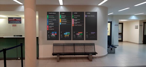 Parte de la propuesta de rediseño de señalética del Instituto de Cardiología de Corrientes, presentada a las autoridades del centro de salud durante la firma del acuerdo.