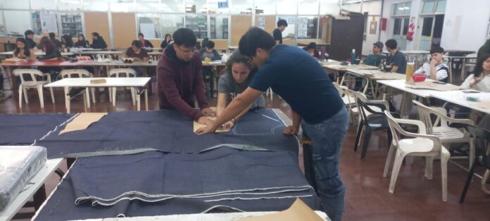 Estudiantes de Diseño Industrial UNNE confeccionan sus delantales de trabajo2