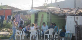 COMPROMISO UNIVERSITARIO Hábitat social: premio mundial para una Red Universitaria Latinoamericana integrada por una cátedra de Arquitectura de la UNNE En la Cátedra Gestión y Desarrollo de la Vivienda Popular de la FAU UNNE, se forman profesionales de la Arquitectura enfocados en la problemática del hábitat social desde la perspectiva de la complejidad.