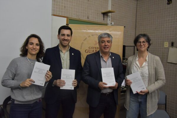 La autora del libro, Carolina Gandulfo, el rector de la UNNE, Omar Larroza; el secretario gral. de Extensión Universitaria, Patricio González y la coordinadora de Comunicación Institucional de la UNNE y gerenta de Eudene, Gabriela Bissaro participaron de la presentación que se realizó este jueves 10 de julio de 2025.