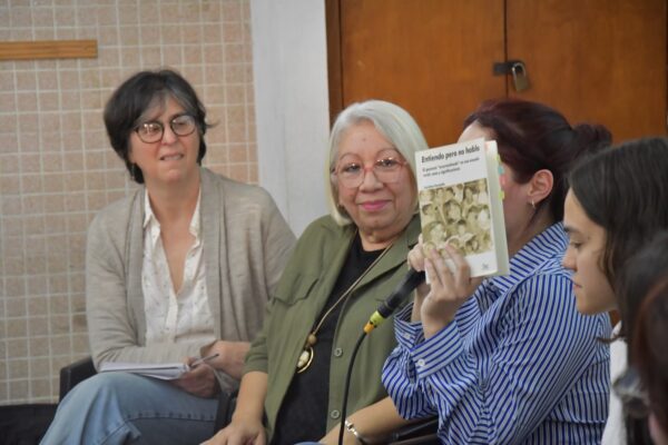 La edición original se exhibe durante la presentación de la nueva edición, en la 15º Feria del Libro de Corrientes.