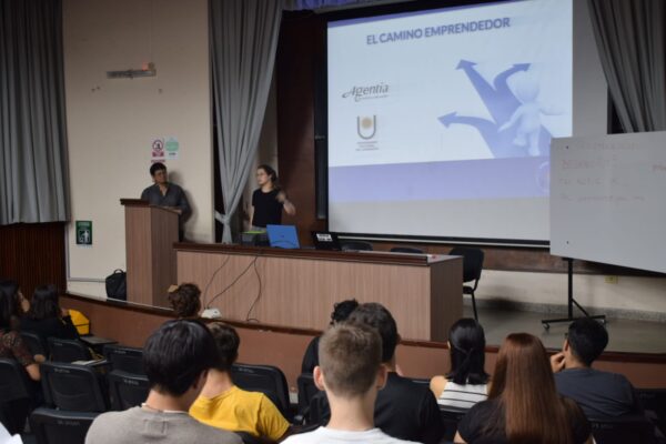 Estos talleres buscan mostrarle a quienes empiezan una carrera universitaria, que también pueden aprender sobre emprendedorismo.