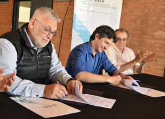 TRABAJO CONJUNTO CON GOBIERNOS LOCALES PARA EL DESARROLLO REGIONAL La UNNE firmó un acuerdo de cooperación con el Instituto de Vivienda del Chaco y brindará capacitaciones en oficios en la Usina Urbana