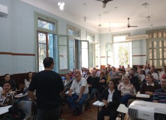 GESTIÓN Con nuevas propuestas de capacitación, la UNNE fortalece su política de formación permanente de docentes y no docentes Curso de capacitación sobre liderazgo y trabajo en equipo en la UNNE.