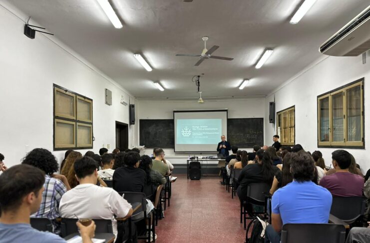 El experto italiano Francesco Zurlo expuso su mirada sobre diseño estratégico en la FAU-UNNE