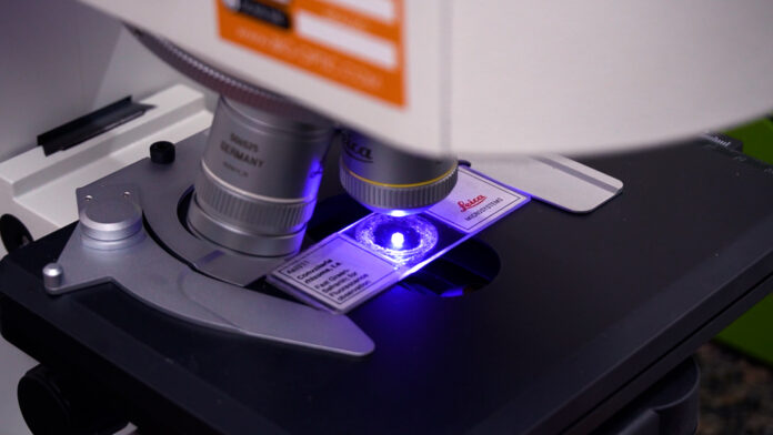 LABORATORIO DE MEDICINA GENÓMICA Medicina sumó una nueva Estación Citogenética, el primer equipo de este tipo en la región