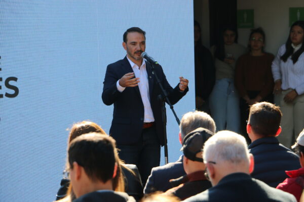 El gobernador de Corrientes, Juan Pablo Valdés agradeció al rector Larroza y a la UNNE toda, el valioso aporte al Plan Iberá. 