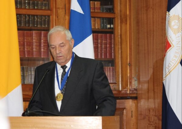 El Dr. Castillo Ron recibió reconocimientos en distintos países por su trayectoria.