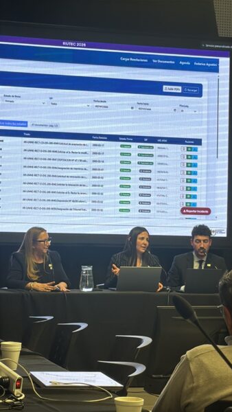 La Mgtr. Valeria Emilce Uribe, la Abog. Esp. Luján del Cueto y el Mgtr. Federico Agostini expusieron sobre el sistema IA UNNE en la mesa sobre IA y gestión universitaria.