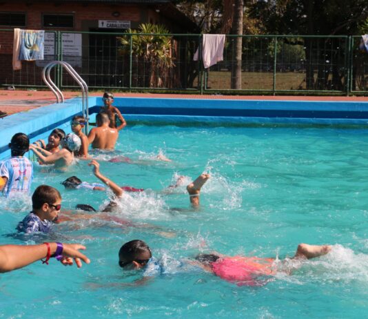 La UNNE fortalece su agenda de verano con piletas, canchas deportivas y zumba en las playas correntinas