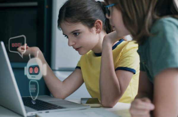 La especialista recordó que ya existen experiencias en jardines de infantes donde, frente a preguntas creativas realizadas por docentes, algunos niños responden: “no sé, pregúntale al ChatGPT”.