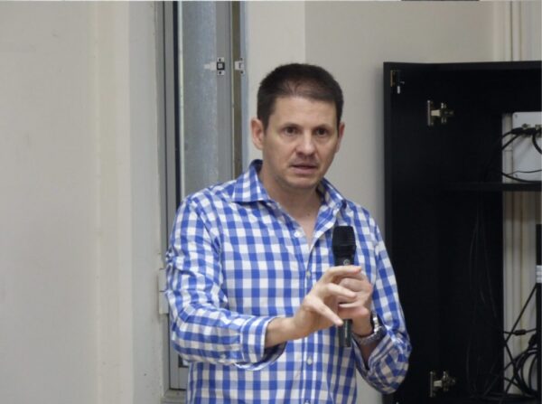 El Lic. Diego Parras, Secretario de Gestión de la Información y Transformación Digital, y docente de la UBA, brindó una Charla en nuestra Facultad sobre “La Inteligencia Artificial y las Ciencias Económicas”.