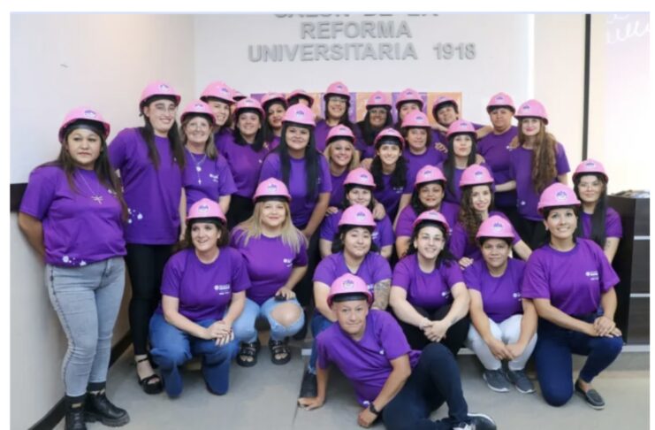 “La incorporación de mujeres en la construcción busca alzar la voz y el reclamo del acceso desigual en la industria en general”