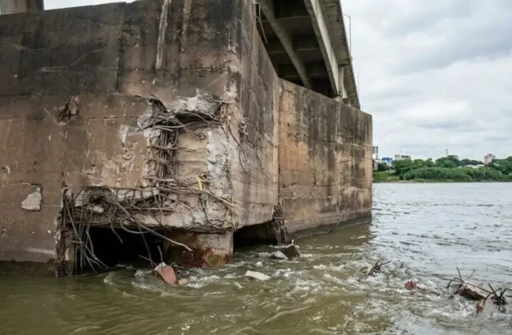 Un trabajo final de Ingeniería proponía hace 8 años otro tipo de defensas para los pilares del Puente Gral Belgrano