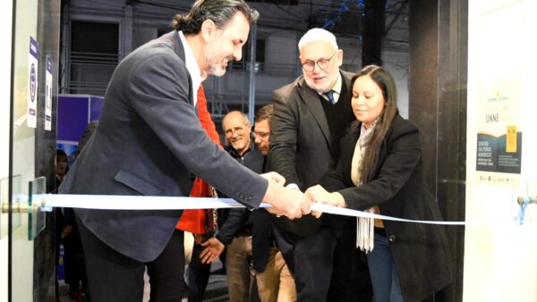 El vicerrector de la UNNE, José Basterra y el coordinador del CCN, Javier Vargas encabezaron el tradicional corte de cintas.