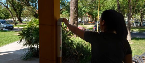 Uno de los colilleros se colocó en el ingreso al Comedor del Campus Resistencia de la UNNE.